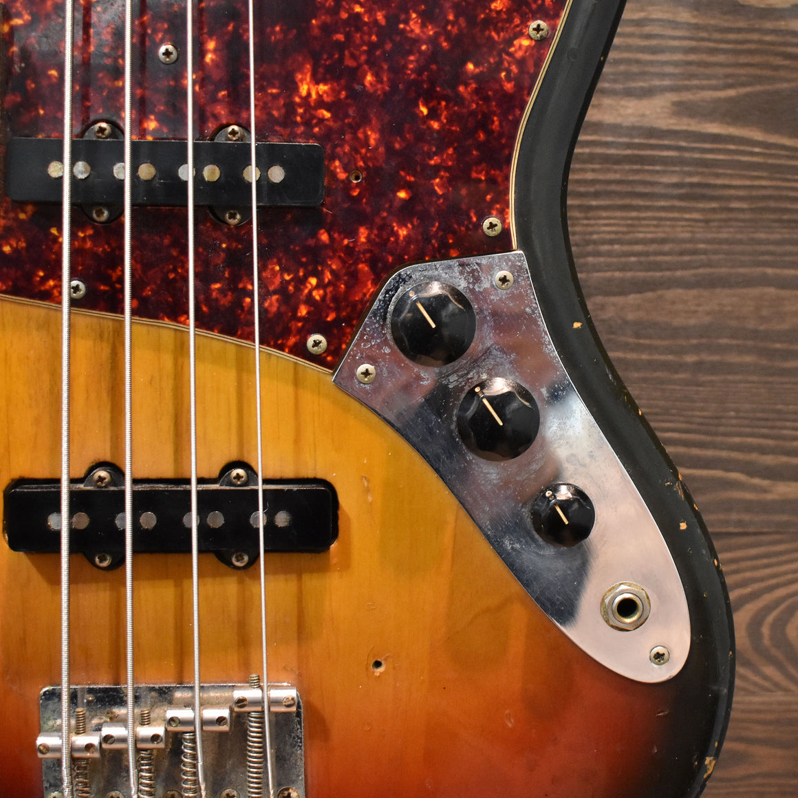 Fender Vintage 1972 Jazz Bass 3 Tone Sunburst w/Hard Case (Pre-Owned)