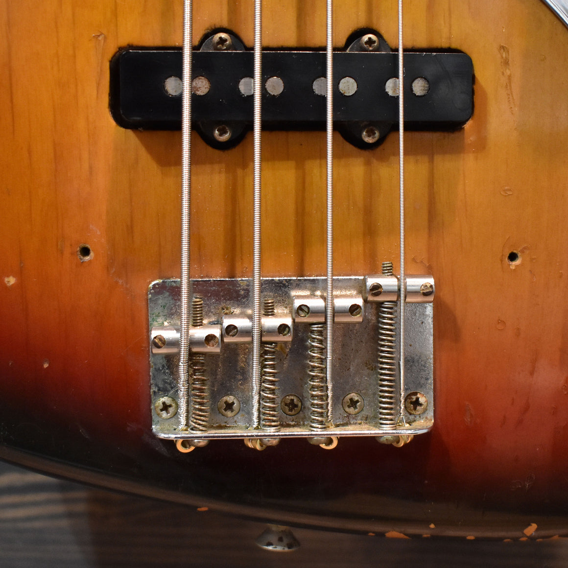 Fender Vintage 1972 Jazz Bass 3 Tone Sunburst w/Hard Case (Pre-Owned)