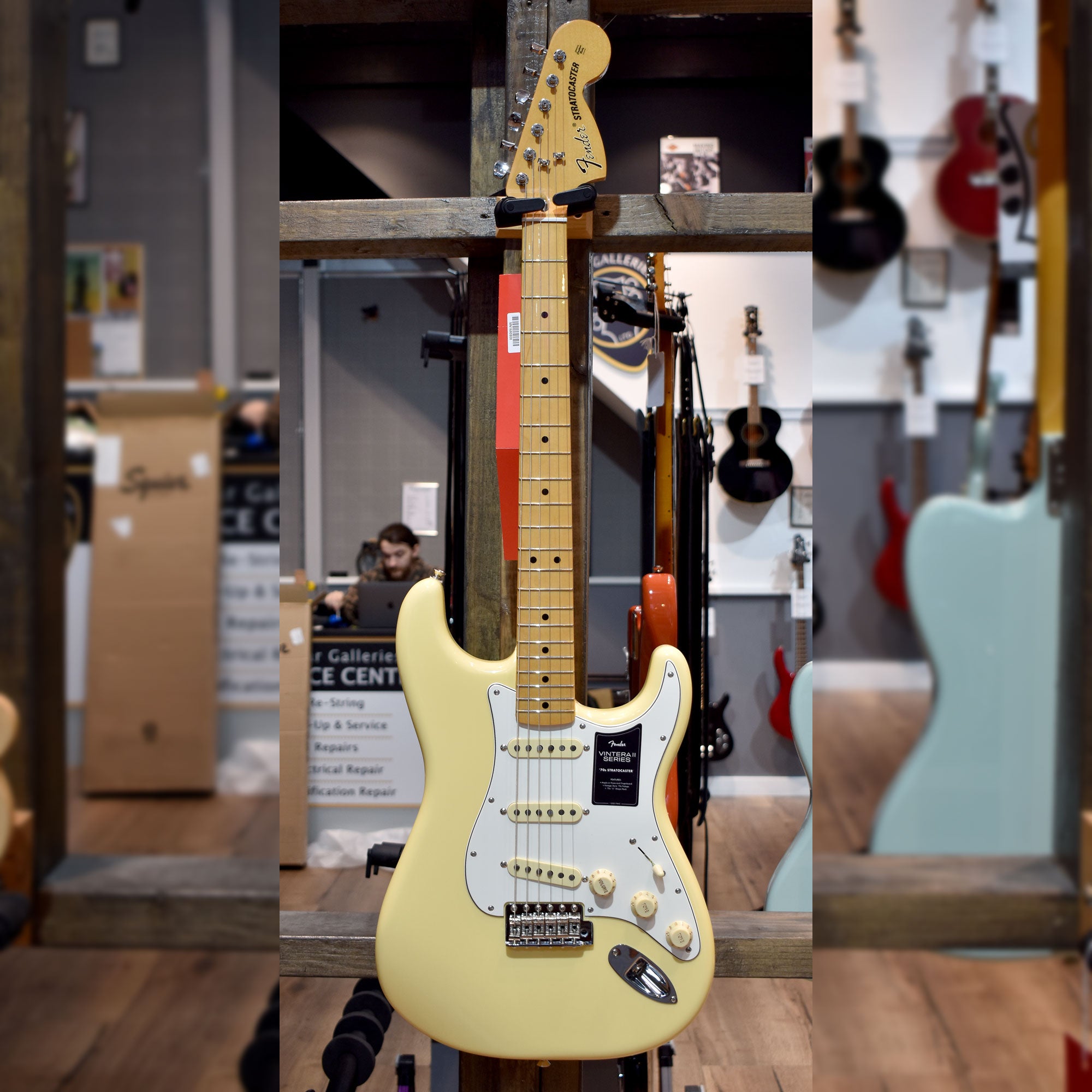 Fender Vintera II 70s Stratocaster Vintage White Electric Guitar w/Gig